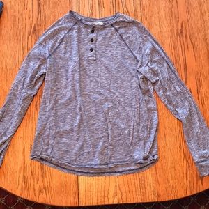 Buttoned collar long sleeve tee